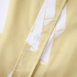 Vista dettagliata del bottone e della trama del tessuto della camicia gialla con stampa