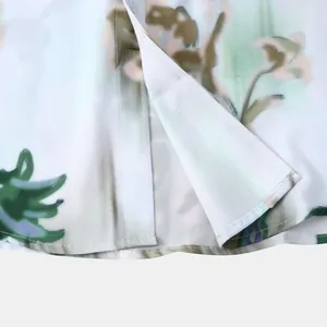 Vue détaillée de l'ourlet et des coutures d'une chemise hawaïenne à fleurs tropicales.