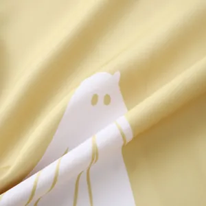 Vista macro dettagliata del tessuto della camicia gialla con stampa fantasma bianca