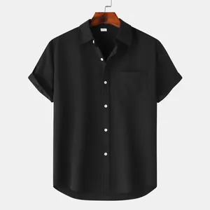 Detailansicht eines schwarzen Kurzarm-Leinenhemds für Herren mit Button-Down-Kragen