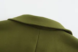 Vista macro dettagliata del colletto di un cappotto di lana verde oliva in stile britannico