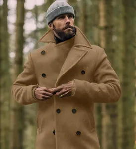 Detailweergave van een heren double-breasted camel wollen jas in een bosrijke omgeving