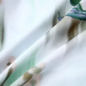 Détail macro en gros plan du tissu respirant d'une chemise hawaïenne à motif floral tropical