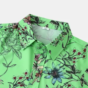 Detailaufnahme eines lebendigen grünen Herrenhemds mit Blumenmuster und Kragendetail