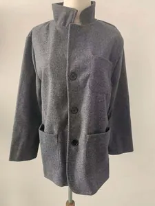 Nahaufnahme des Stehkragens und der Dreiknopf-Front einer grauen Herren-Wolljacke.