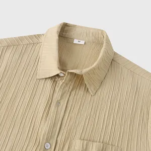 Detalle de camisa beige de manga corta para hombre con textura arrugada única