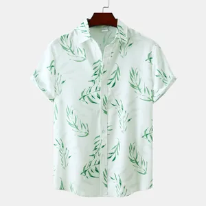 Détail de l'imprimé floral hawaïen sur chemise blanche à manches courtes pour homme