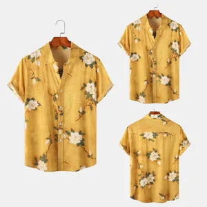 Viste dettagliate multi-angolo di una camicia gialla a fiori a maniche corte da uomo