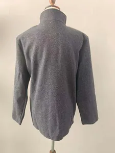 Rückansicht einer grauen strukturierten Freizeitjacke für Herren mit klarem Schnitt.