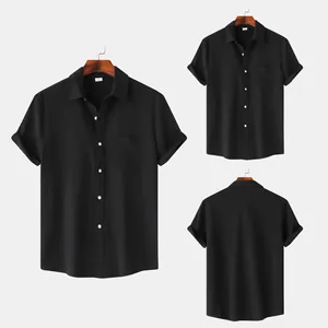 Vistas frontal y posterior de camisa de hombre negra de manga corta con textura