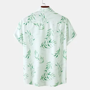 Vue arrière d'une chemise hawaïenne pour homme avec imprimé feuilles tropicales.