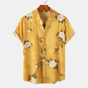 Vista frontale di una camicia gialla a maniche corte da uomo con stampe floreali