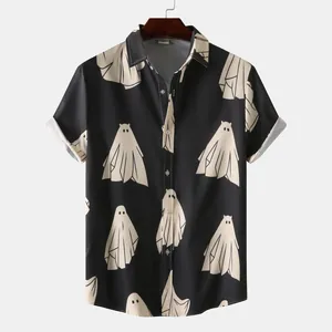 Vista frontale di una camicia nera a maniche corte con una stampa di fantasmi giocosi