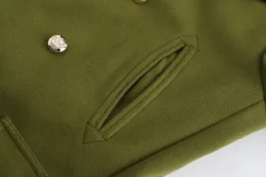 Dettaglio macro di un cappotto di lana verde militare in stile inglese con bottoni dorati