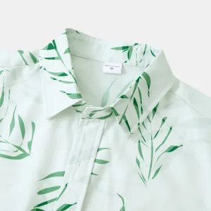 Détail du col d'une chemise hawaïenne pour homme avec imprimé de feuilles vertes