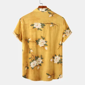 Vista posteriore dettagliata di una camicia gialla a maniche corte da uomo con stampe floreali