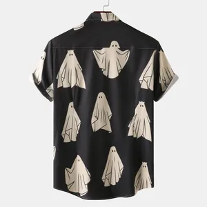 Vista posteriore di camicia nera da uomo con stampa a fantasmi bianchi