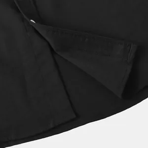 Detailaufnahme des Saums und der Nähte eines schwarzen Leinenhemdes