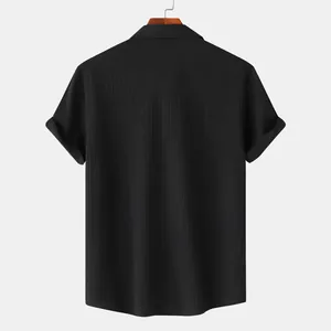 Vista trasera de camisa negra de manga corta para hombre en tejido con textura