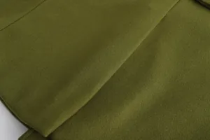 Primo piano dettagliato della trama del pesante tessuto di lana verde oliva per cappotto