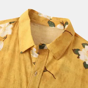Dettaglio del colletto della camicia gialla a fiori da uomo con tessuto strutturato
