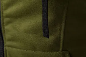 Détail du tissu respirant vert olive et de la sangle tissée noire d'un gilet de sport homme