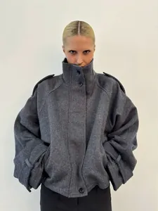 Nahaufnahme eines dunkelgrauen Wollmantels für Damen mit elegantem Stehkragen und Knöpfen