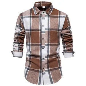Vista frontal de camisa gruesa de franela a cuadros marrones con botones negros.