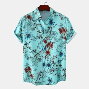 Hellblaues Herren-Kurzarm-Freizeithemd mit einem lebendigen, floralen Druckmuster.