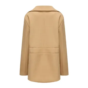 Achteraanzicht van een camel middellange wollen jas voor heren in Britse stijl mode