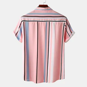 Vue arrière détaillée d'une chemise décontractée pour hommes à rayures roses et bleues