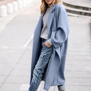 Casual oversized lichtblauwe wollen lange jas voor dames in een lifestyle-setting