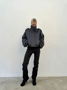 Elegante graue kurze Wolljacke mit hohem Stehkragen für stilvolle Winteroutfits
