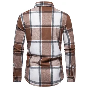 Vista posterior de una camisa de cuadros gruesa para hombre de manga larga en marrón y blanco
