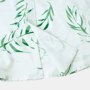 Détail rapproché d'une chemise hawaïenne blanche pour homme avec motif de feuilles