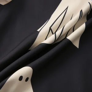 Primo piano del tessuto traspirante e della stampa fantasma di questa camicia.