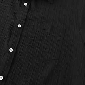 Primer plano de camisa negra de seersucker para hombre con botones blancos y bolsillo de pecho