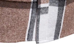 Primer plano de tela de franela a cuadros con textura de espiga y acabado de dobladillo