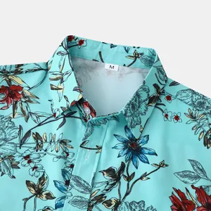 Nahaufnahme eines hellblauen Herrenhemdes mit Blumenmuster und Kragen-Größenetikett