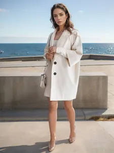 Détails d'un manteau en laine blanc pour femme avec un col à revers et des boutons