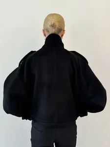 Detaillierte Rückansicht einer schicken schwarzen Wolljacke mit Stehkragen für Damen.
