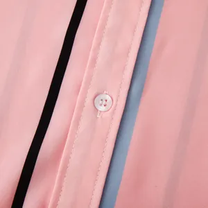 Gros plan de chemise décontractée rose pour hommes avec rayures noires et bleues et bouton