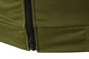 Détail de près d'un gilet de sport olive pour hommes avec fermeture éclair noire