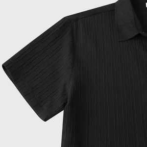 Vista detallada de la textura del tejido arrugado de una camisa negra para hombre.