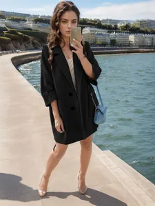 Élégant manteau en laine noir mi-long avec revers et manches 3/4 en extérieur.