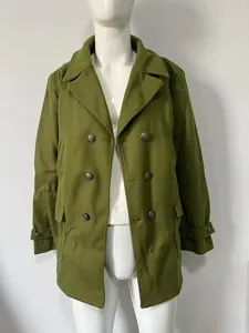 Cappotto di lana da uomo doppiopetto in stile britannico verde oliva su manichino bianco