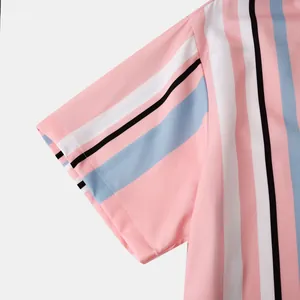 Gros plan d'une manche de chemise à rayures roses et bleues montrant la texture du tissu