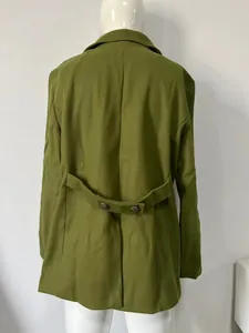 Vista posteriore di un cappotto di lana verde oliva da uomo con cinturino posteriore.