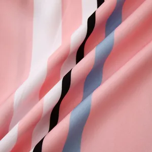 Gros plan montrant la texture et le motif à rayures rose et bleu d'une chemise décontractée
