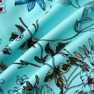 Detaillierte Nahaufnahme von hellblauem Blumenmuster-Stoff für sommerliche Herren-Freizeithemden
